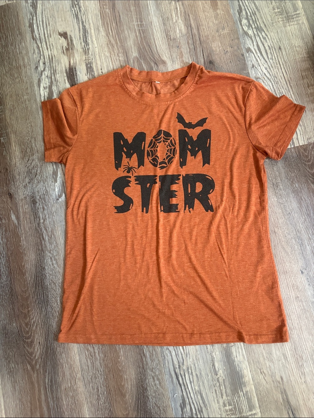 🕷️🕸️🦇🧡 Orange 'Momster' Halloween tee